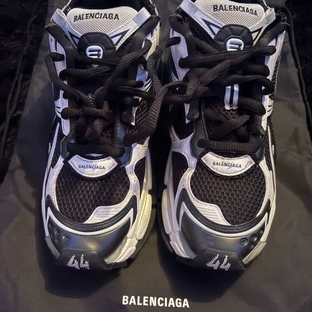 Balenciaga Men's Black and White Sneakers - Picture 4 of 7